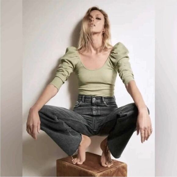 Zara sage green ribbed puff sleeve semi crop top, scoop neck Medium - Picture 2 of 13